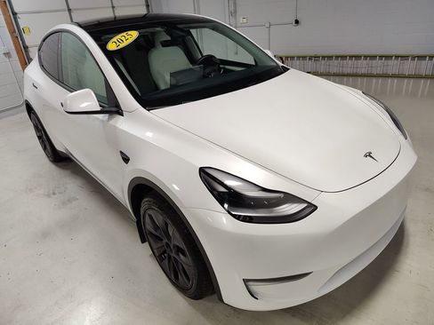 Used 2025 Tesla Model Y Long Range image 2