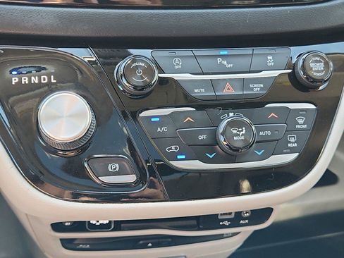 Used 2018 Chrysler Pacifica Touring-L Plus FWD image 27