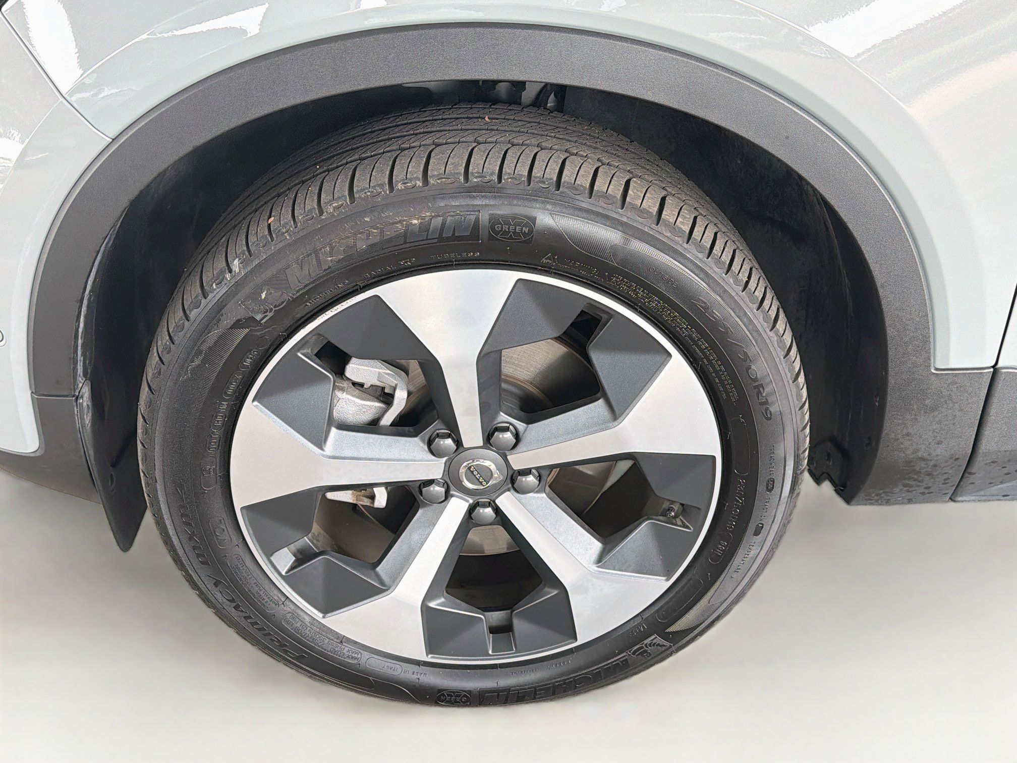 Used 2025 Volvo XC40 B5 Plus AWD/4WD image 11