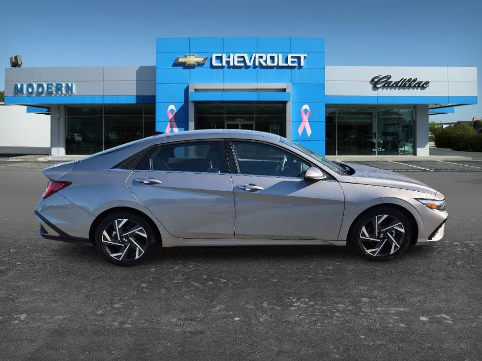 Used 2025 Hyundai Elantra SEL FWD image 6