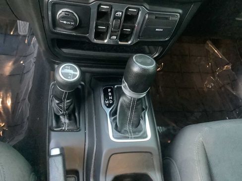 Used 2022 Jeep Wrangler Unlimited Sahara AWD/4WD image 18