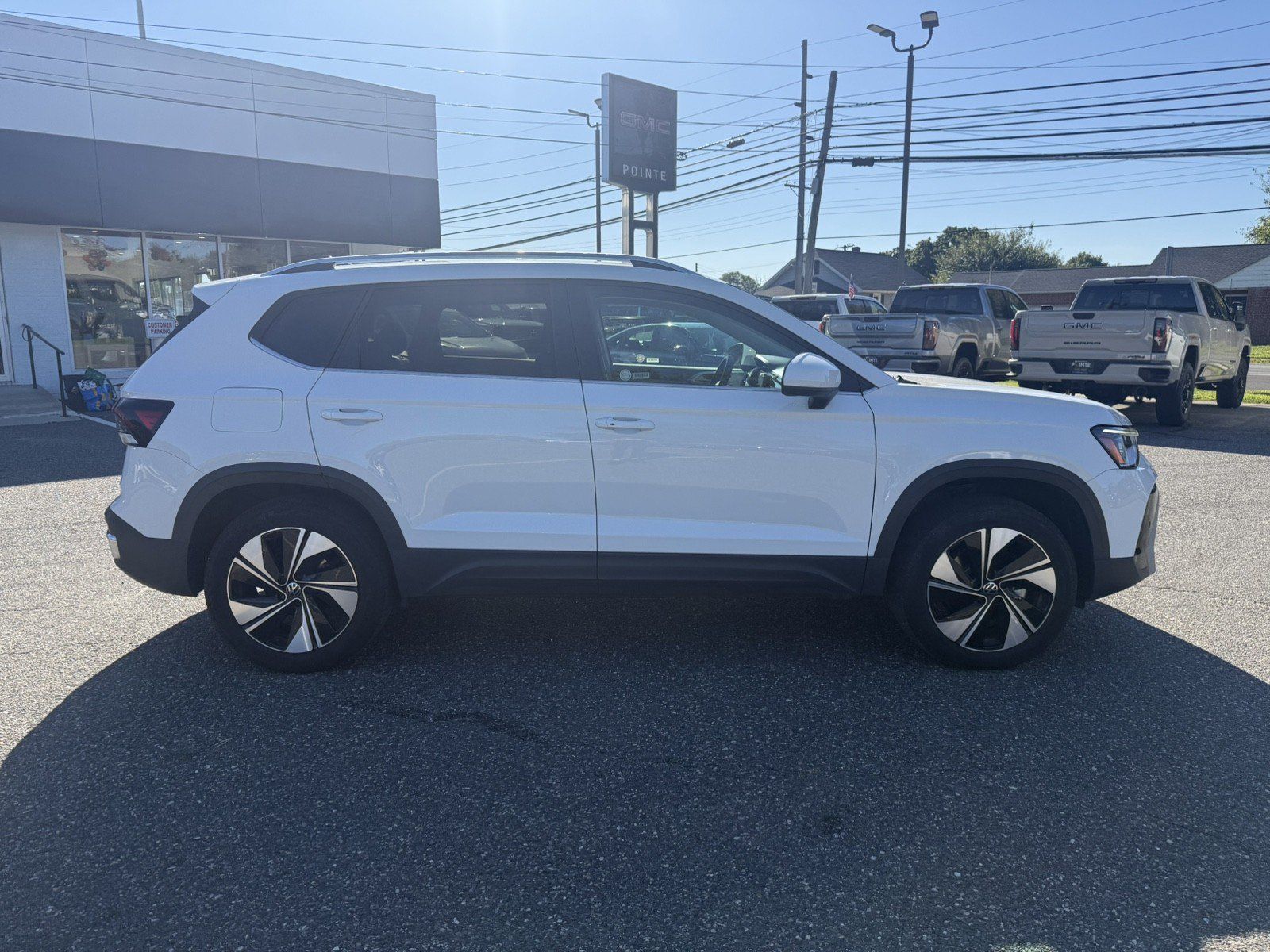 Used 2025 Volkswagen Taos SE AWD/4WD image 2