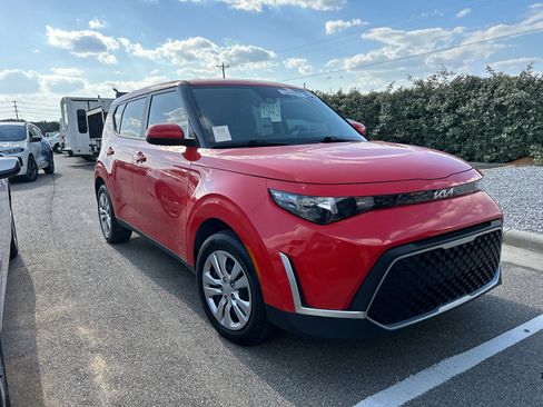 Used 2025 Kia Soul LX image 2