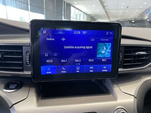 Used 2021 Ford Explorer XLT w/ Equipment Group 202A AWD/4WD image 19