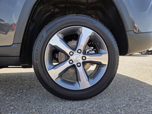 New 2026 Jeep Grand Cherokee Limited RWD image 9