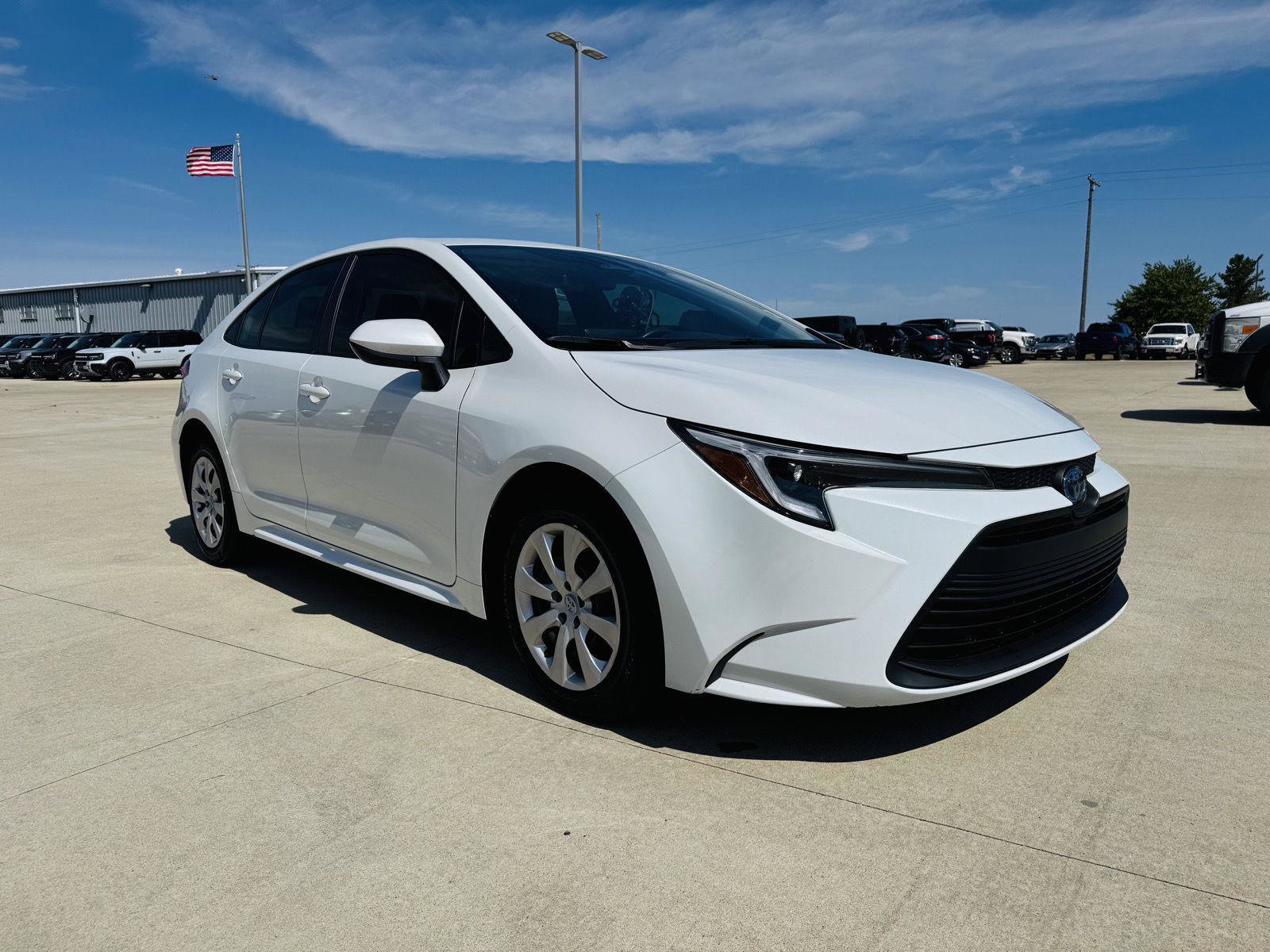 Used 2025 Toyota Corolla LE FWD image 2