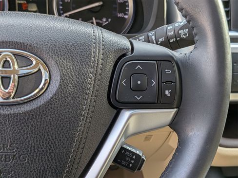 Used 2016 Toyota Highlander Limited image 19