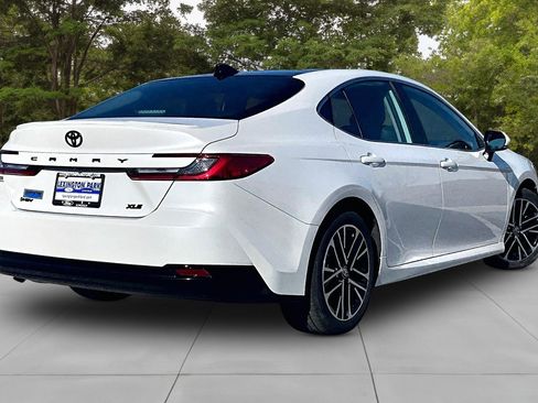 Used 2025 Toyota Camry XLE image 5
