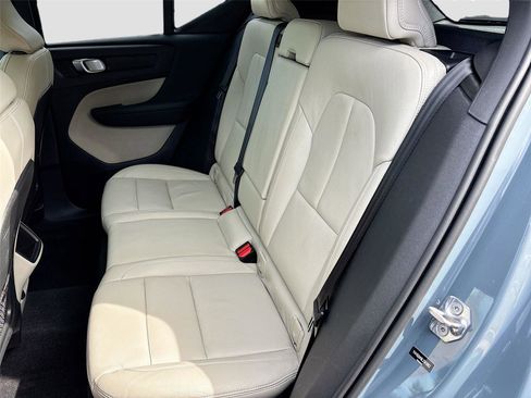 Used 2020 Volvo XC40 T5 Momentum w/ Protection Package Premier image 26