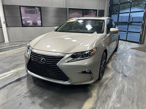 Used 2016 Lexus ES 350 350 w/ Navigation System Package image 4