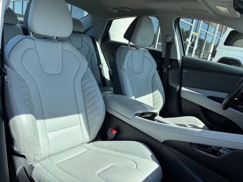 Used 2025 Hyundai Elantra Limited FWD image 38