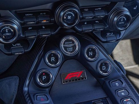 Used 2023 Aston Martin V8 Vantage Coupe image 31