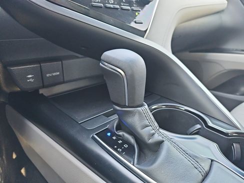 Used 2018 Toyota Camry SE w/ Convenience Package FWD image 18