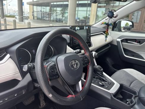 Used 2021 Toyota RAV4 XLE w/ XLE Grade Weather Package AWD/4WD image 8