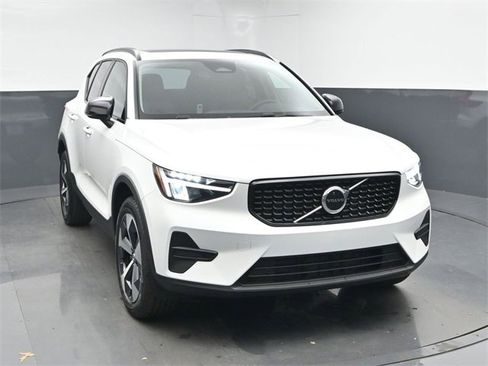 New 2026 Volvo XC40 B5 Core w/ Climate Package image 2