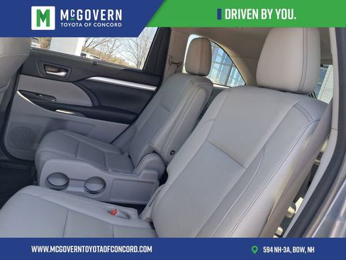 Used 2017 Toyota Highlander XLE w/ Carpet Mat Package AWD/4WD image 16