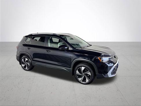 Used 2025 Volkswagen Taos SE image 4