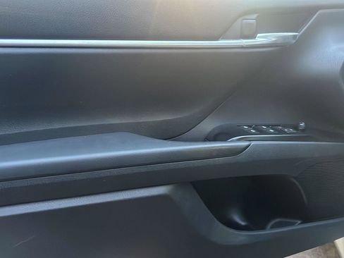 Used 2018 Toyota Camry LE image 5