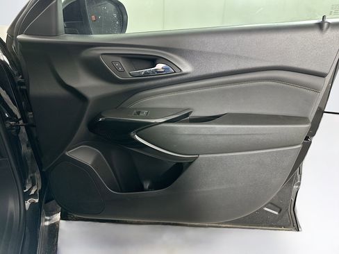 Used 2024 Chevrolet Trax LT w/ Sunroof Package FWD image 31