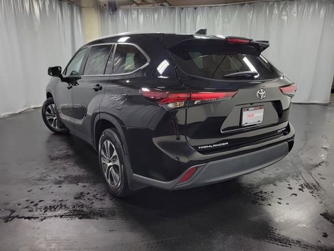 Used 2024 Toyota Highlander XLE AWD/4WD image 6