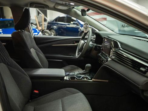 Used 2025 Toyota Camry SE image 12