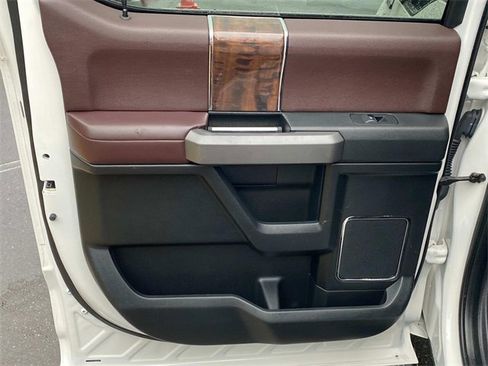 Used 2016 Ford F150 Platinum w/ Equipment Group 701A Luxury image 10