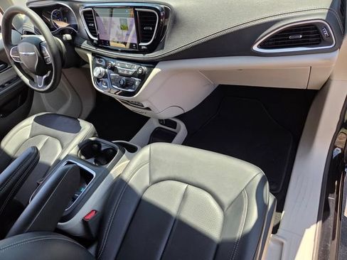 Used 2024 Chrysler Pacifica Limited FWD image 16