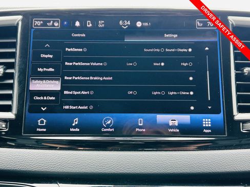 Used 2023 Chrysler Pacifica Touring-L image 8