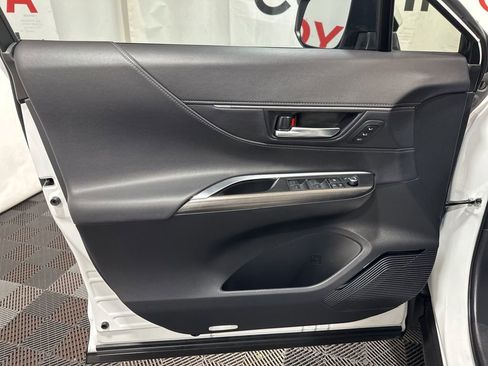 Used 2024 Toyota Venza Limited image 23