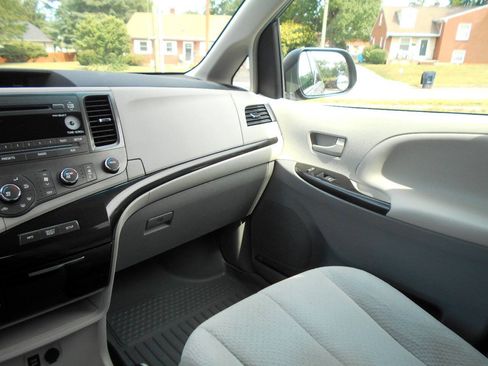 Used 2011 Toyota Sienna LE w/ Towing Pkg FWD image 14