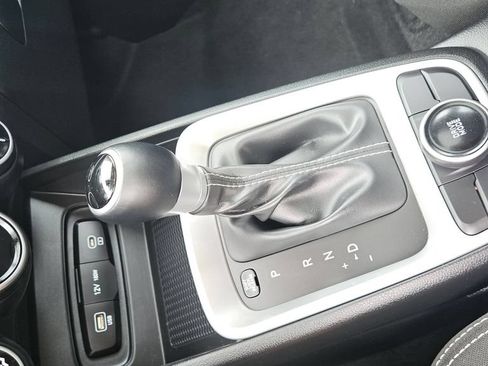 Used 2025 Hyundai Venue SEL FWD image 29