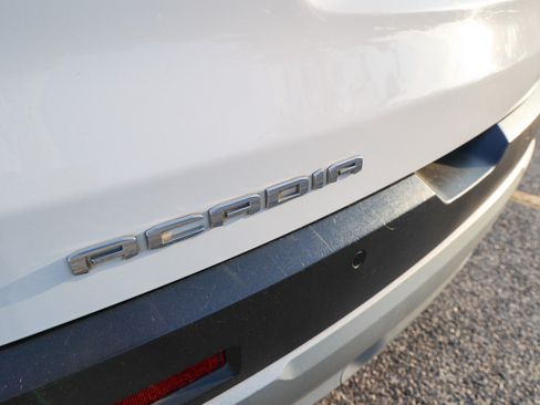 Used 2020 GMC Acadia SLT FWD image 10