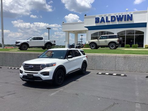 Used 2022 Ford Explorer XLT image 3