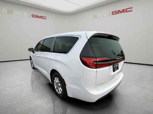 Used 2024 Chrysler Pacifica Touring-L image 7