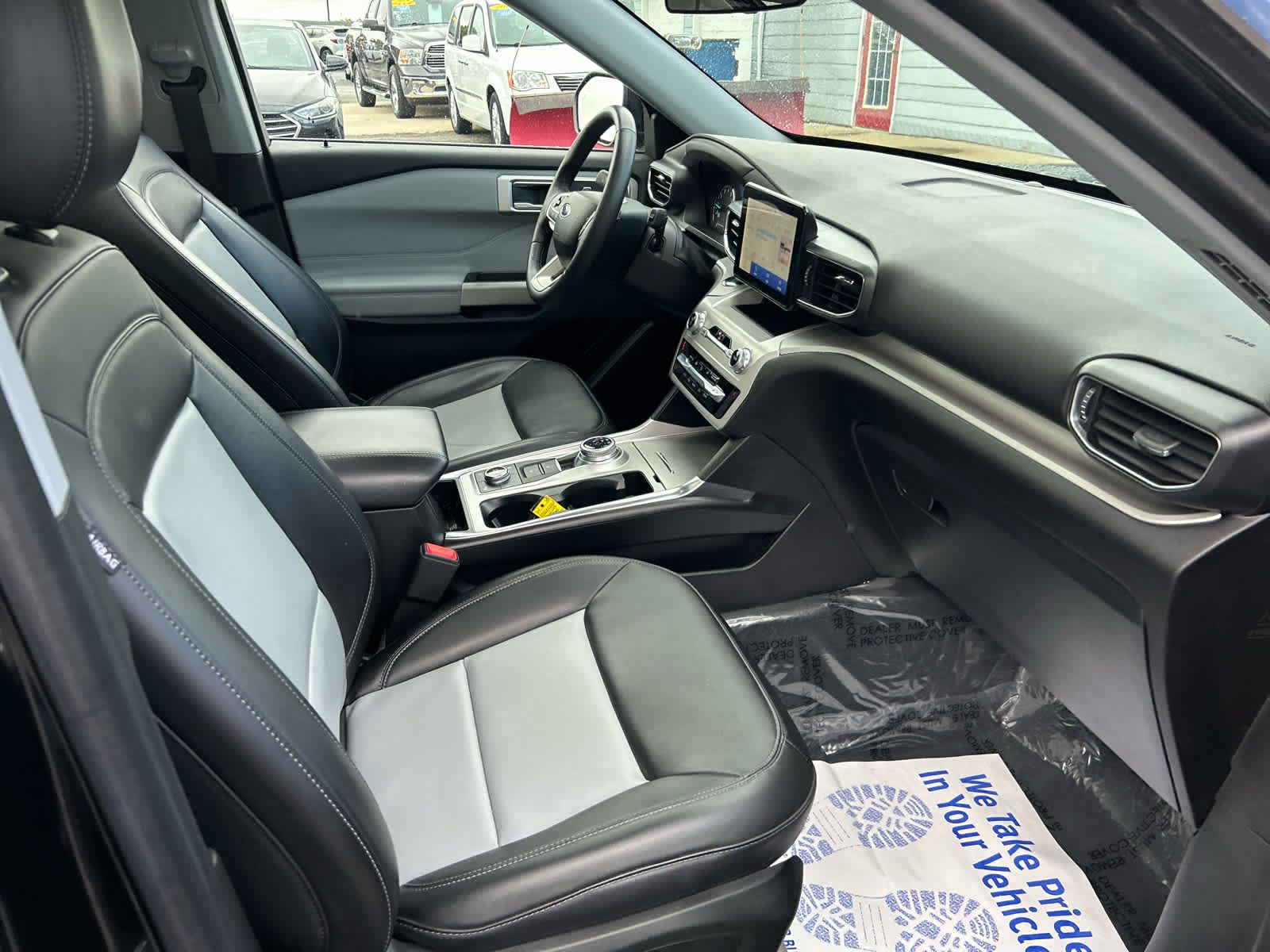 Used 2024 Ford Explorer XLT w/ Equipment Group 202A AWD/4WD image 33