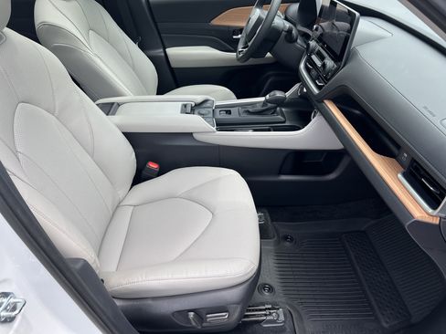 Certified 2025 Toyota Grand Highlander FWD image 27