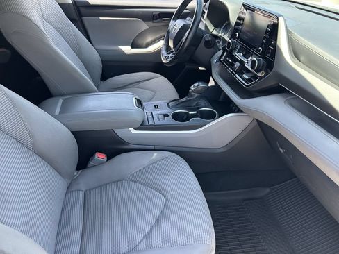 Used 2021 Toyota Highlander LE FWD image 12