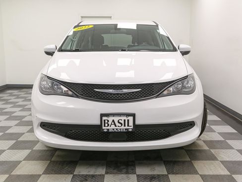 Used 2022 Chrysler Voyager LX image 3