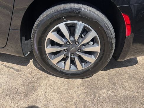 Used 2023 Chrysler Pacifica Touring-L FWD image 33