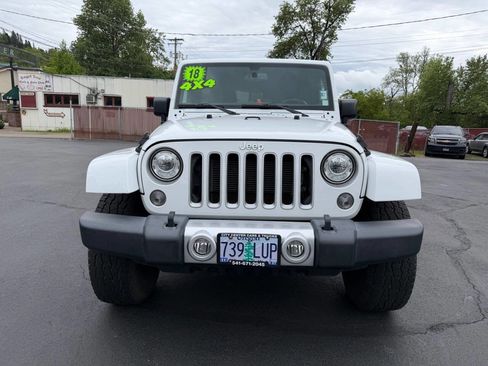 Used 2018 Jeep Wrangler Unlimited Sahara AWD/4WD image 3