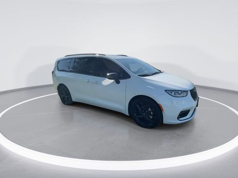 Used 2024 Chrysler Pacifica Touring-L w/ S Appearance Package image 25