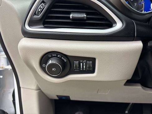 Used 2024 Chrysler Pacifica Touring-L FWD image 24