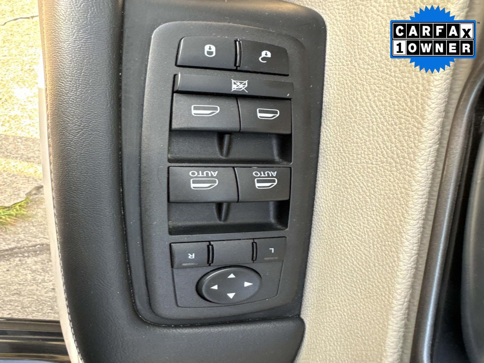 Used 2024 Chrysler Pacifica Touring-L FWD image 18