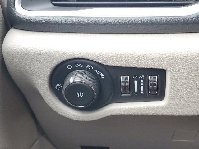 Used 2024 Chrysler Pacifica Limited FWD image 19