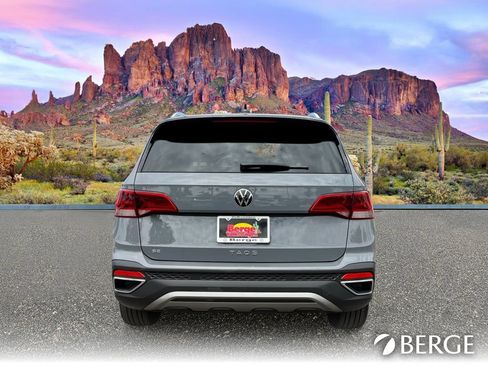 Used 2024 Volkswagen Taos SE w/ Panoramic Sunroof Package FWD image 6