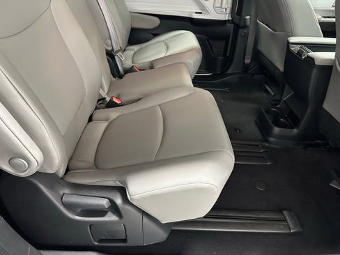 Used 2025 Toyota Sienna XLE image 58