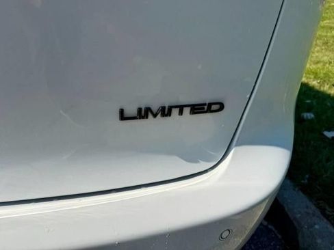 Used 2020 Chrysler Pacifica Limited w/ Advanced Safetytec Group FWD image 8