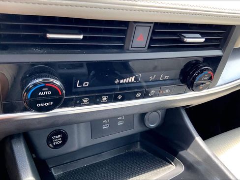 Used 2025 Nissan Rogue SV AWD/4WD image 32