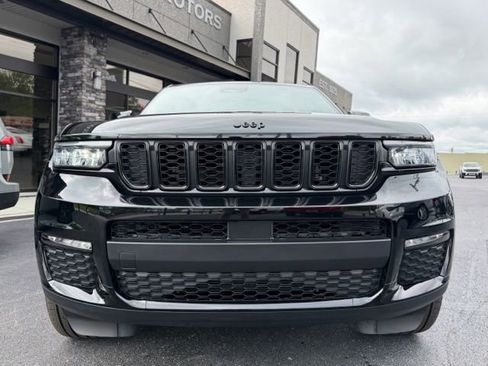 Used 2025 Jeep Grand Cherokee L Limited w/ Black Appearance Package AWD/4WD image 3