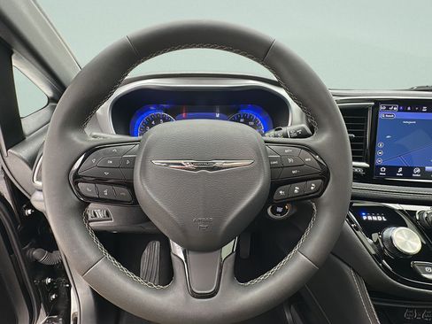 Used 2025 Chrysler Pacifica Limited FWD image 17